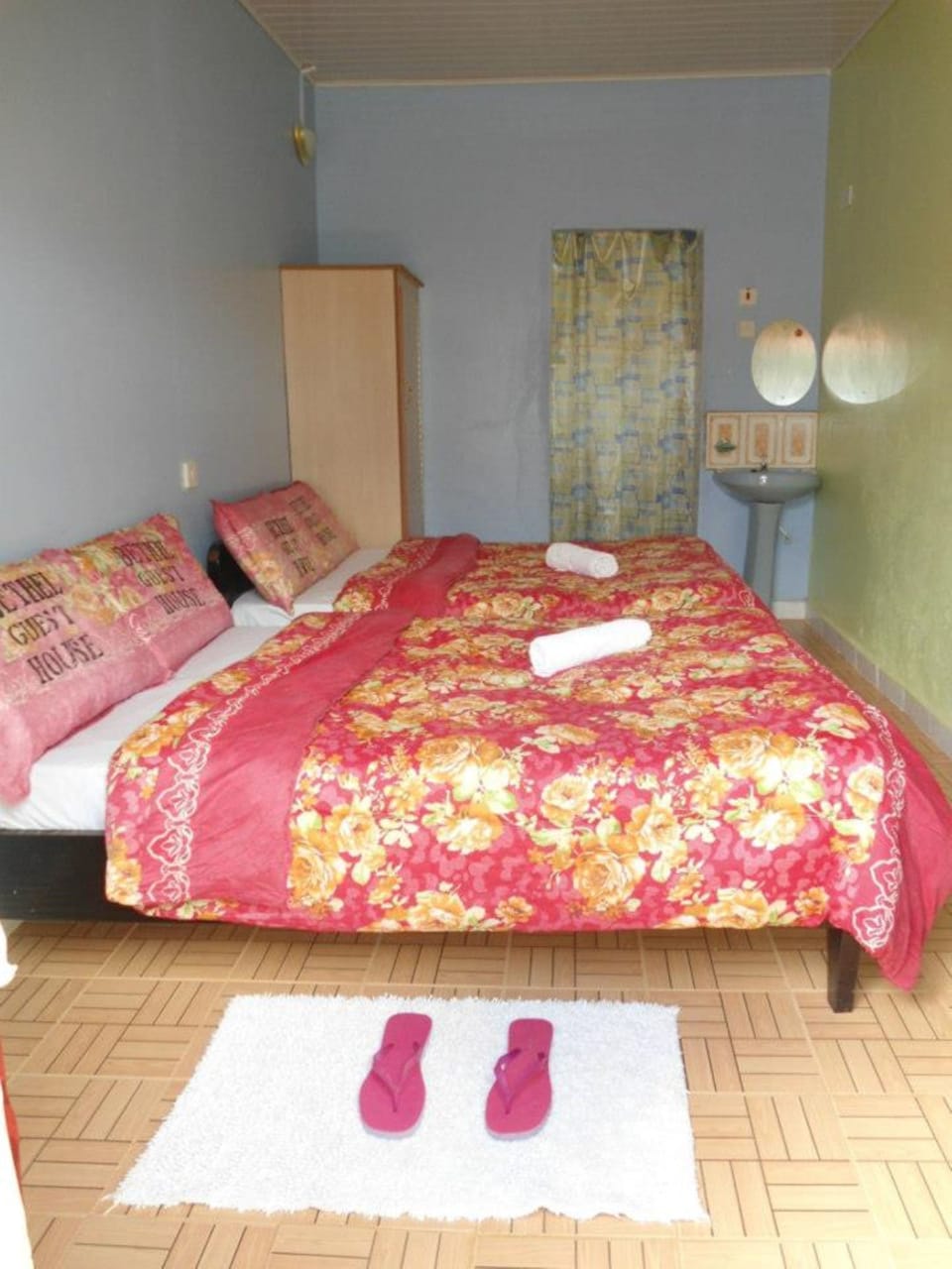 Standard Room | Desk, bed sheets