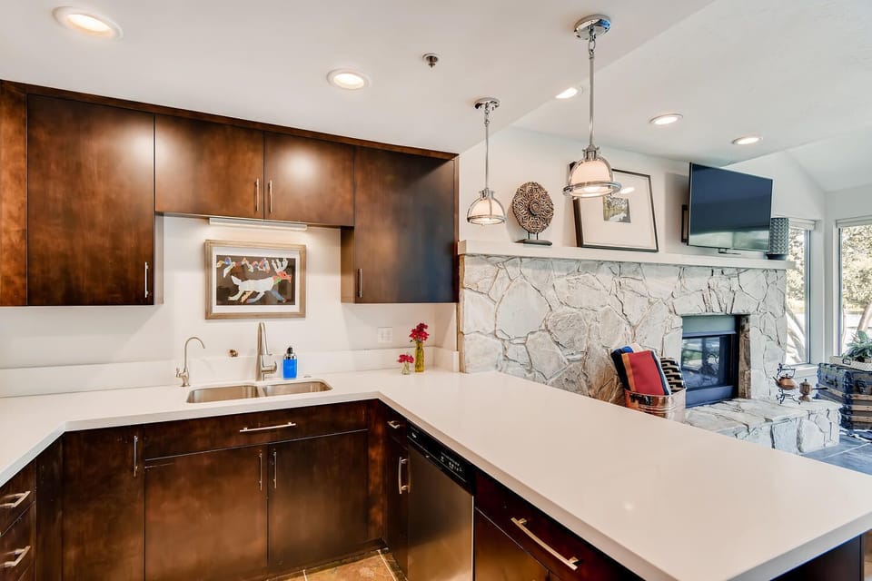 Well stocked Kitchen, great appliances.