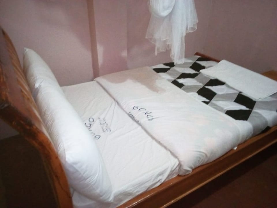Standard Double Room | Desk, bed sheets