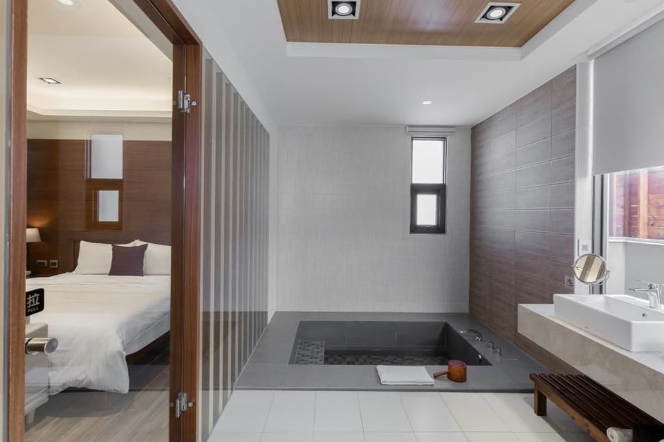 Double Room (102) | Bathroom | Free toiletries, hair dryer, slippers, towels