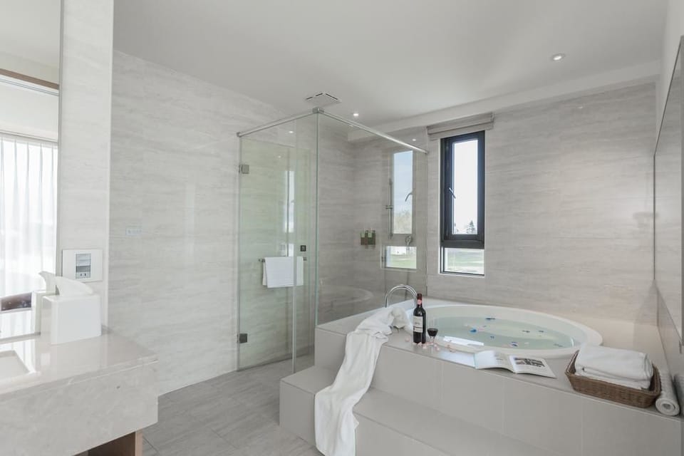 Double Room (202) | Bathroom | Free toiletries, hair dryer, slippers, towels