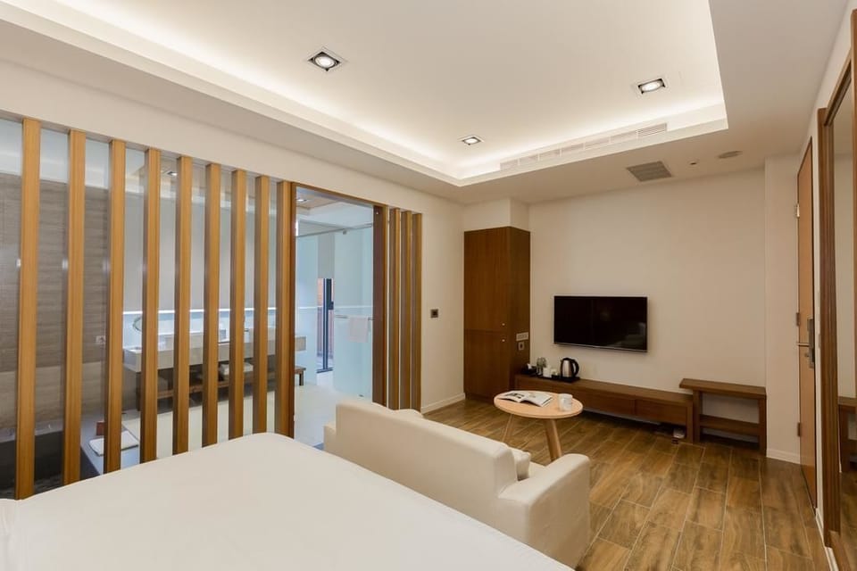 Double Room (102) | Desk, bed sheets