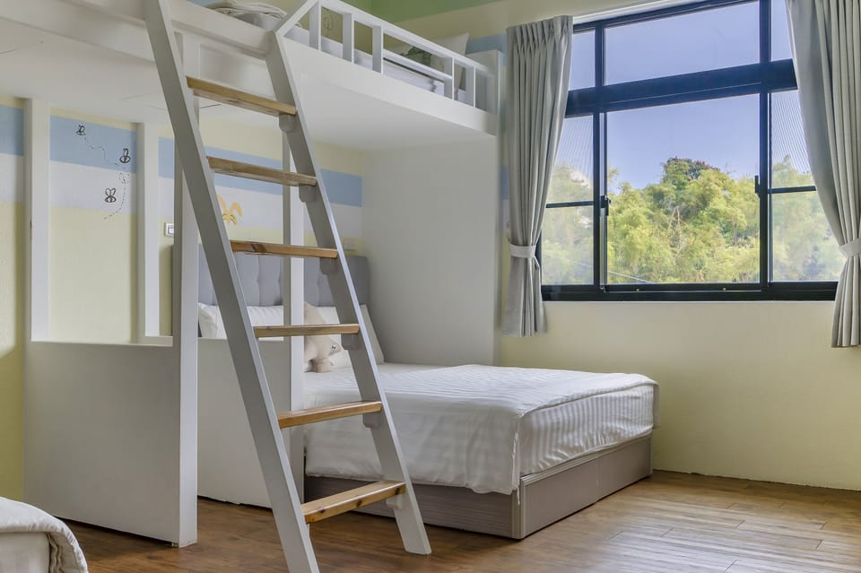 Deluxe Family Suite | Blackout drapes, free WiFi