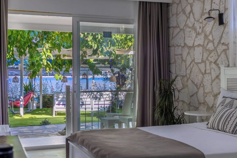 Standard Double Room, Sea View | Free cribs/infant beds, free WiFi, bed sheets