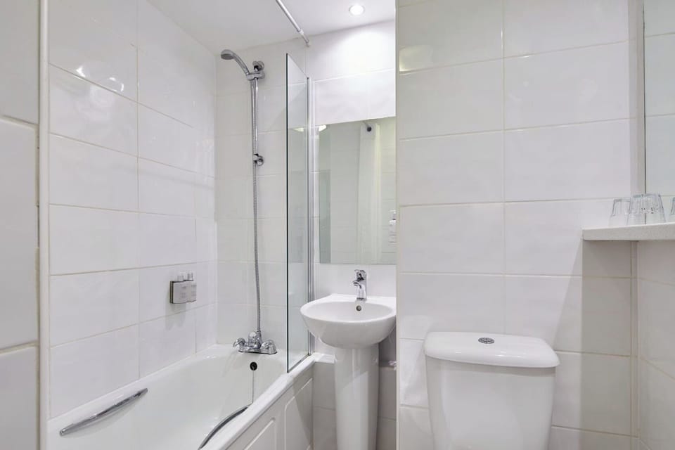 Family Double Room | Bathroom | Combined shower/tub, free toiletries, hair dryer, towels