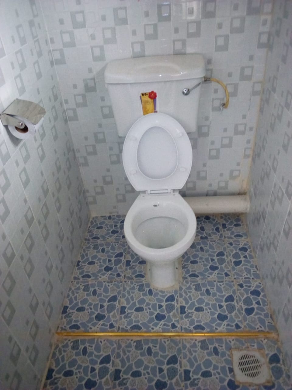 Shower, rainfall showerhead, free toiletries, slippers