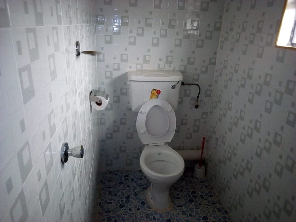 Shower, rainfall showerhead, free toiletries, slippers