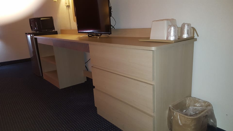 Room, 1 King Bed, Smoking | Desk, free WiFi, bed sheets