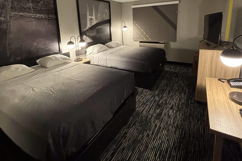 Premium bedding, desk, WiFi (free), alarm clocks
