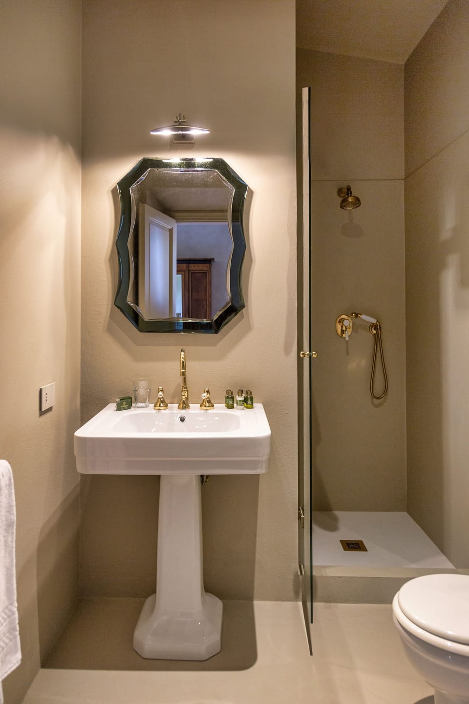 Double Room | Bathroom | Shower, rainfall showerhead, free toiletries, hair dryer