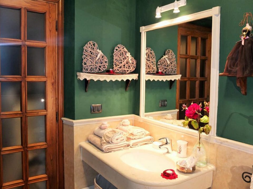 Comfort Room (Country Chic) | Individually decorated, desk, blackout drapes, free WiFi