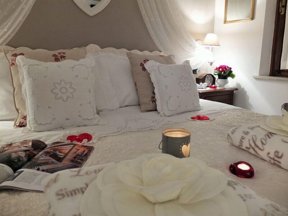 Basic Double Room (Shabby Chic) | Desk, blackout drapes, WiFi (free), individually decorated