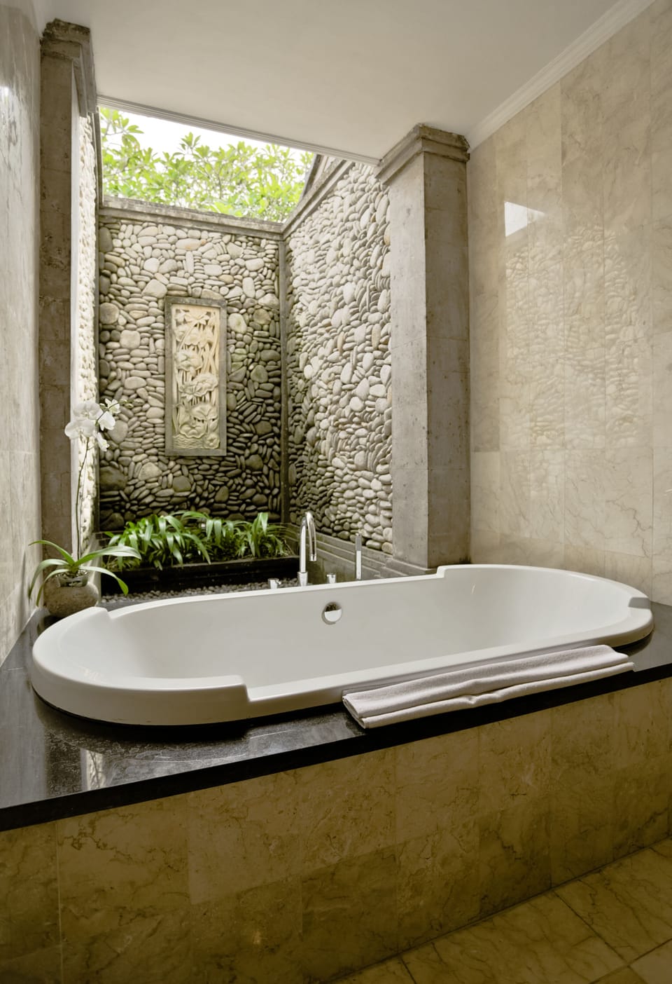 Deep soaking bathtub