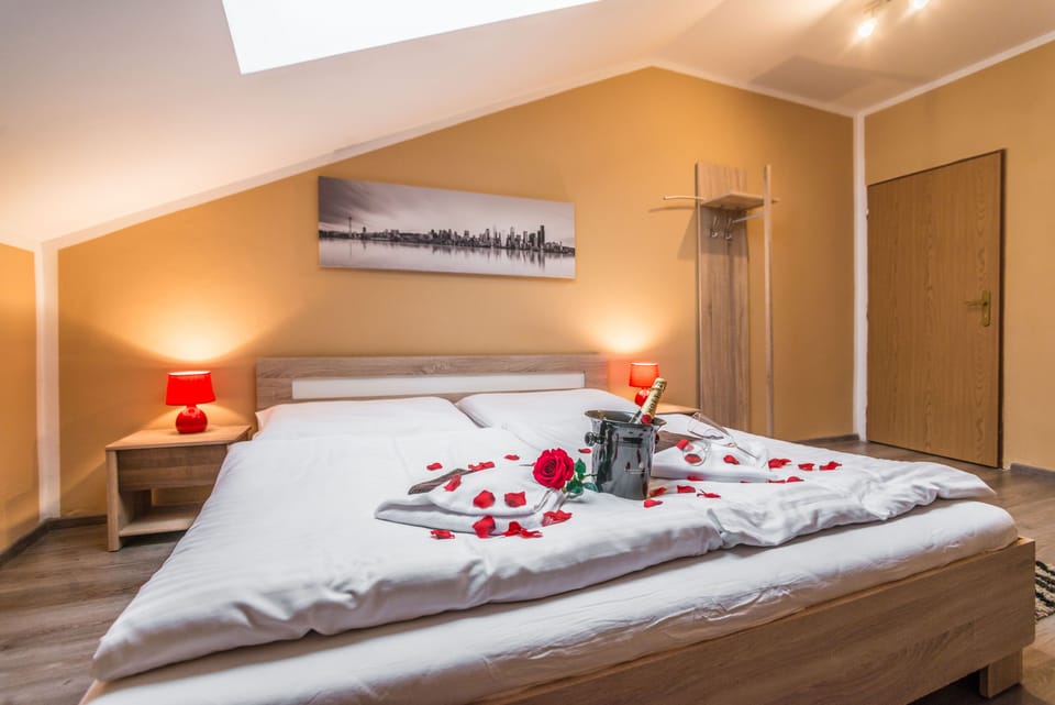 Comfort Double Room | Desk, iron/ironing board, free WiFi, bed sheets