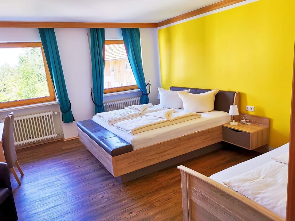 Comfort Triple Room | Desk, WiFi (free), bed sheets