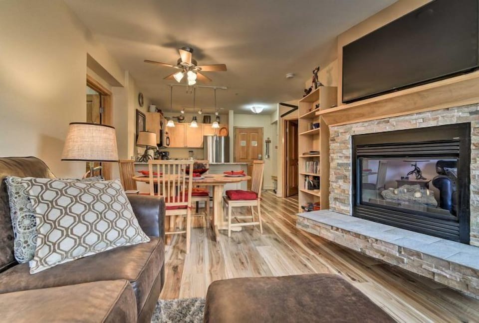 Condo (200 River Run Condos Platinum) | Living area | Flat-screen TV