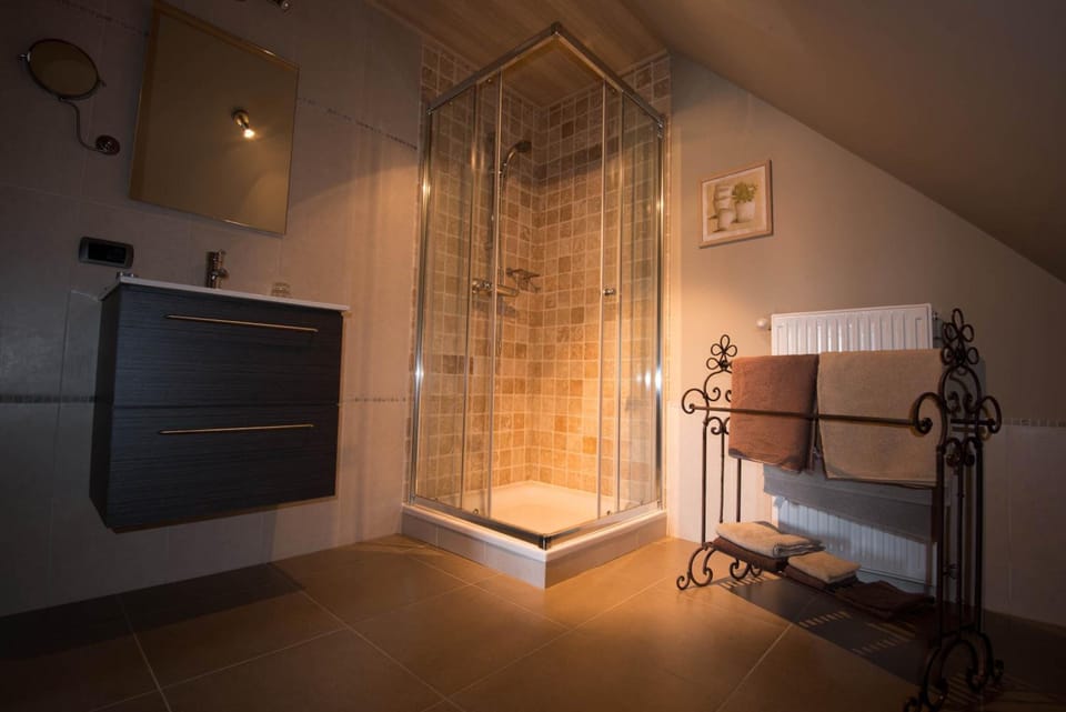 Luxury Room | Bathroom | Free toiletries, hair dryer, bathrobes, towels