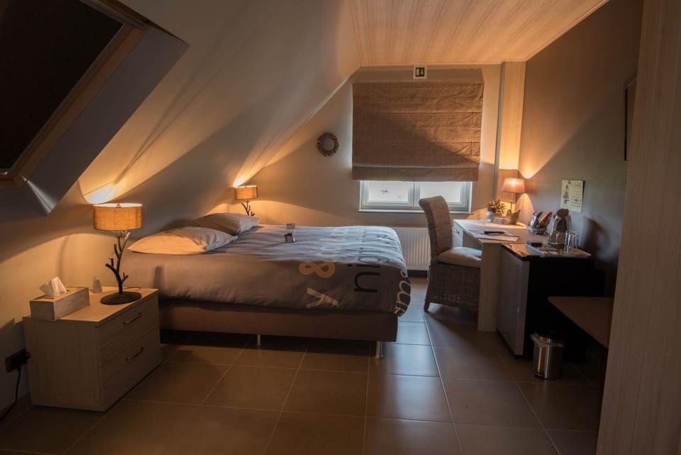 Luxury Room | Minibar, individually decorated, individually furnished, desk