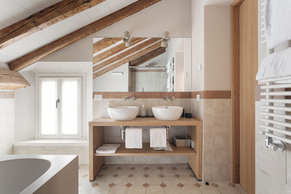 Junior Suite (Dimora) | Bathroom | Hair dryer, bathrobes, slippers, bidet