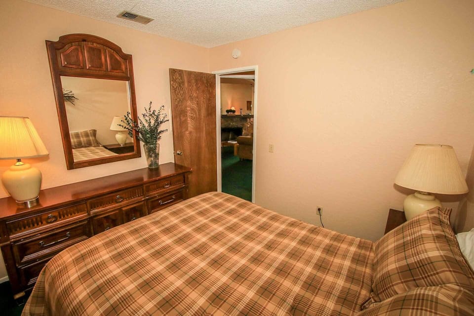 Condo, 2 Queen Beds, Hot Tub, Mountain View (1412) | 2 bedrooms, individually decorated, individually furnished, bed sheets