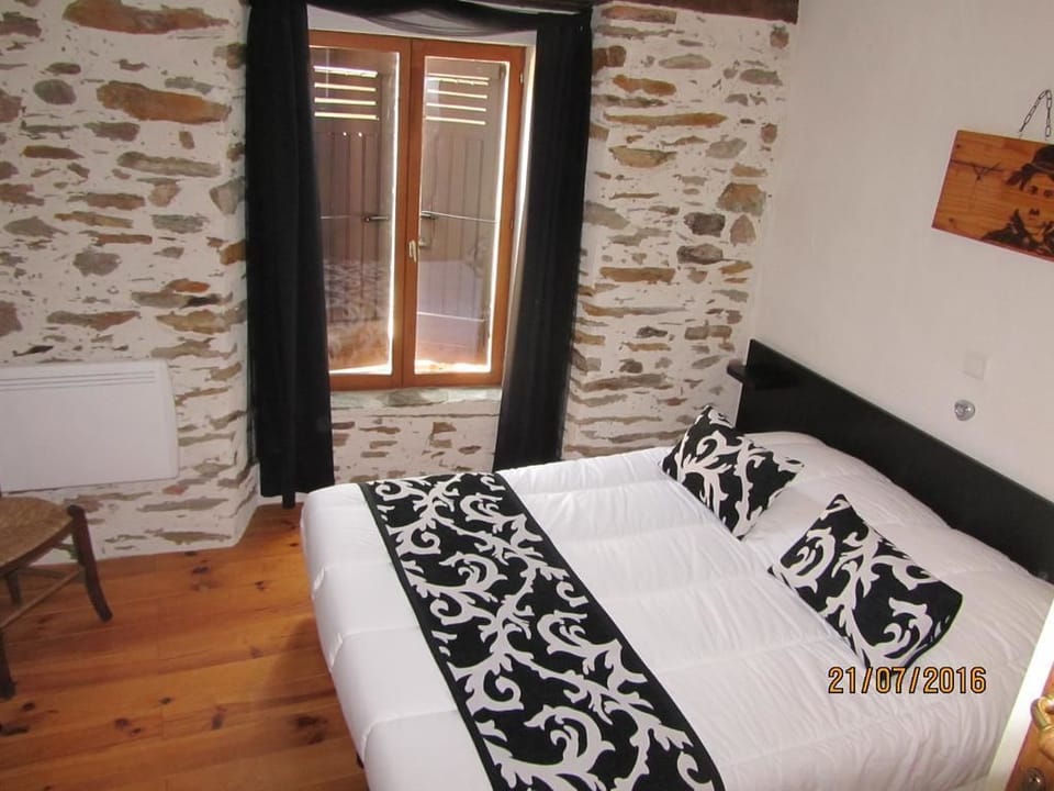 Double Room (Charly Chaplin) | Hypo-allergenic bedding, free WiFi, bed sheets