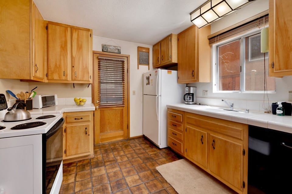 House, Multiple Beds, Patio, Mountain View (1426) | Private kitchen