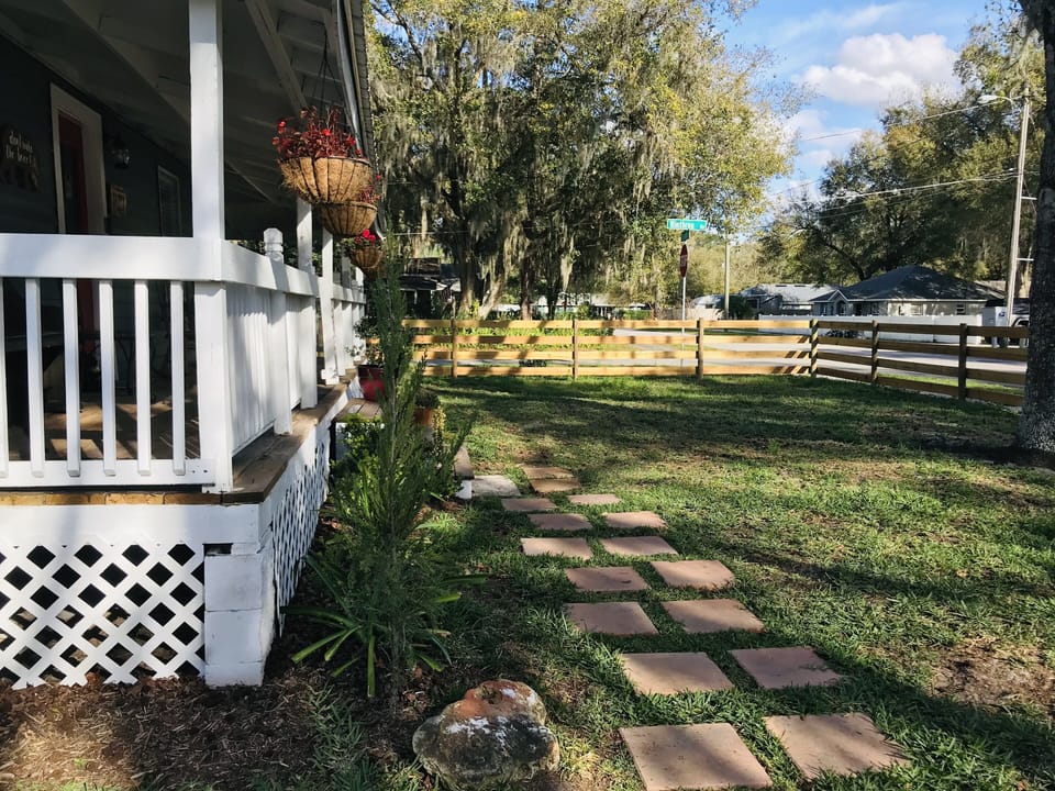 A charming place to create wonderful memories! Fenced backyard 🌳