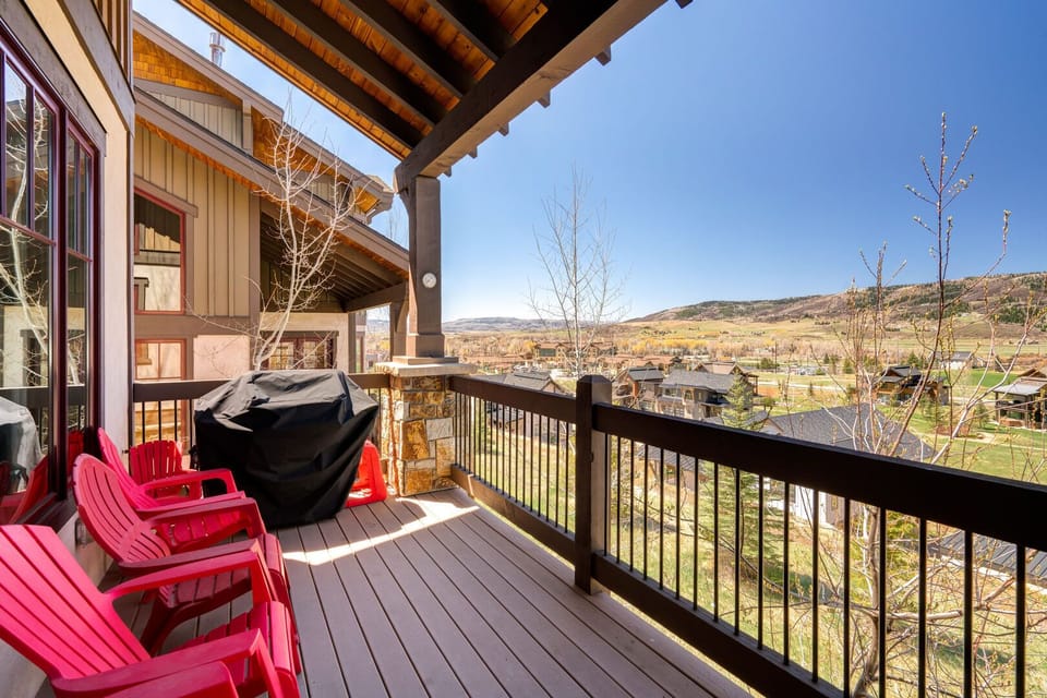 Main level deck with gas grill to cook up dinner!