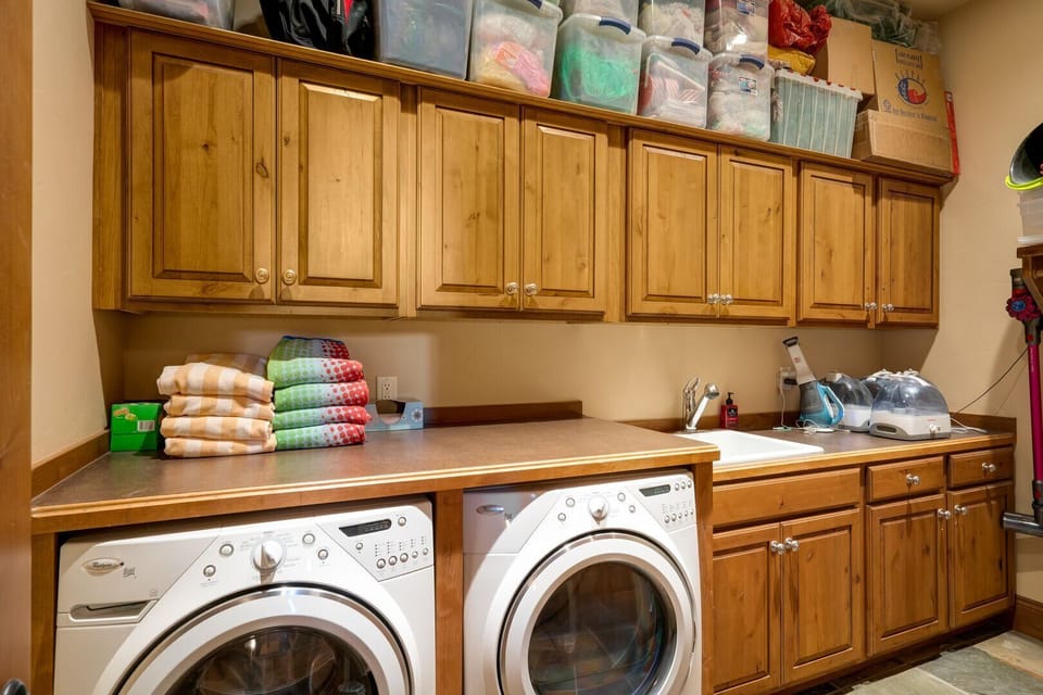 Spacious laundry room mid level