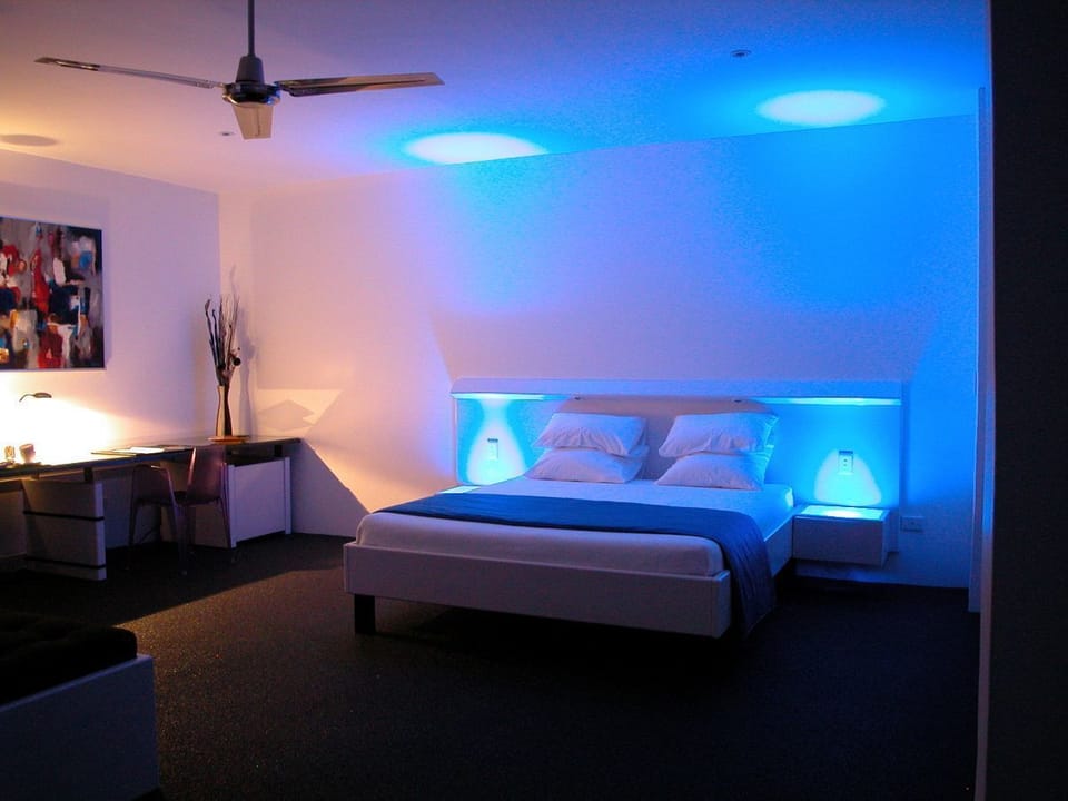 Premium bedding, in-room safe, soundproofing, free WiFi