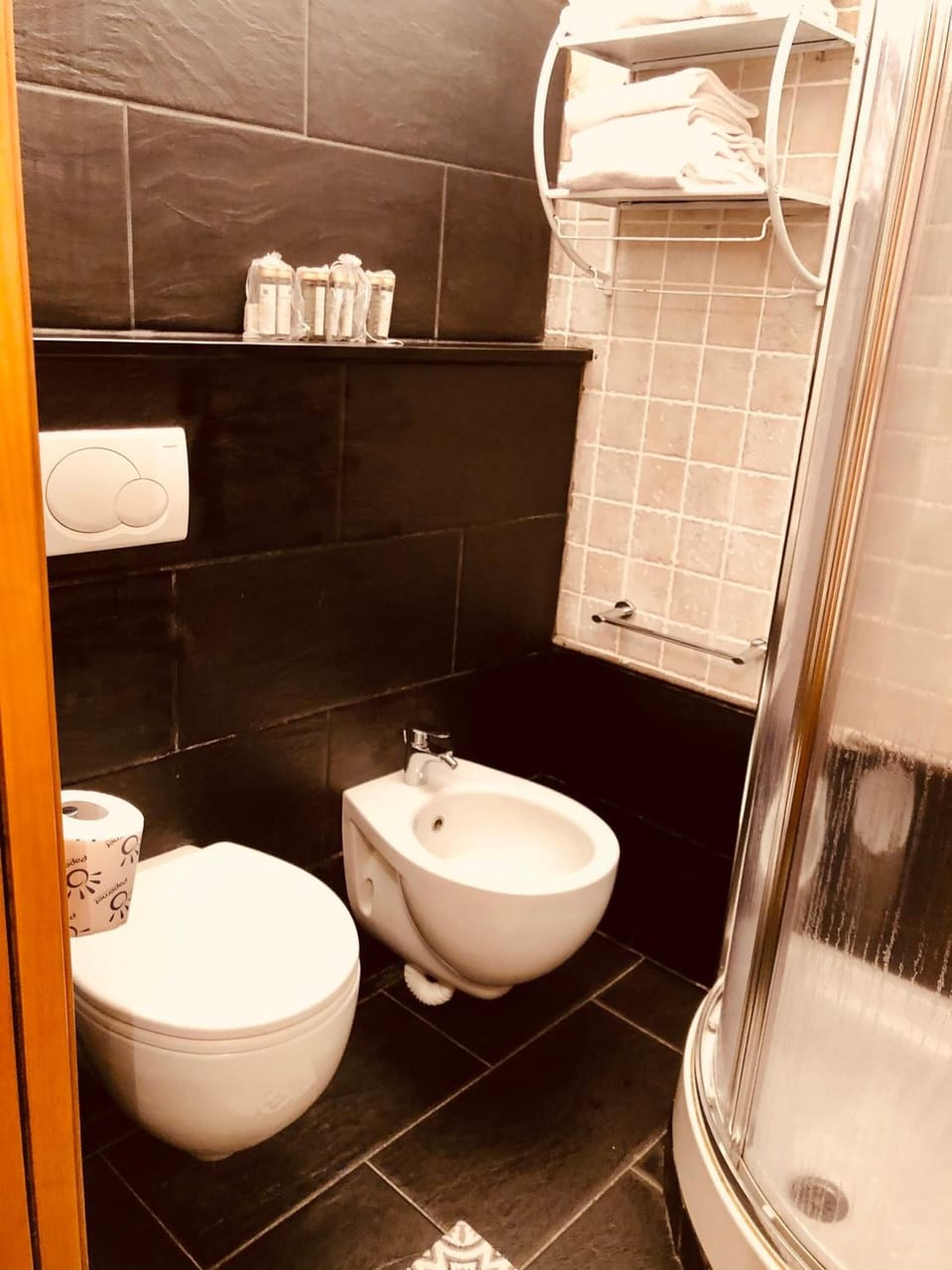 Shower, rainfall showerhead, free toiletries, hair dryer