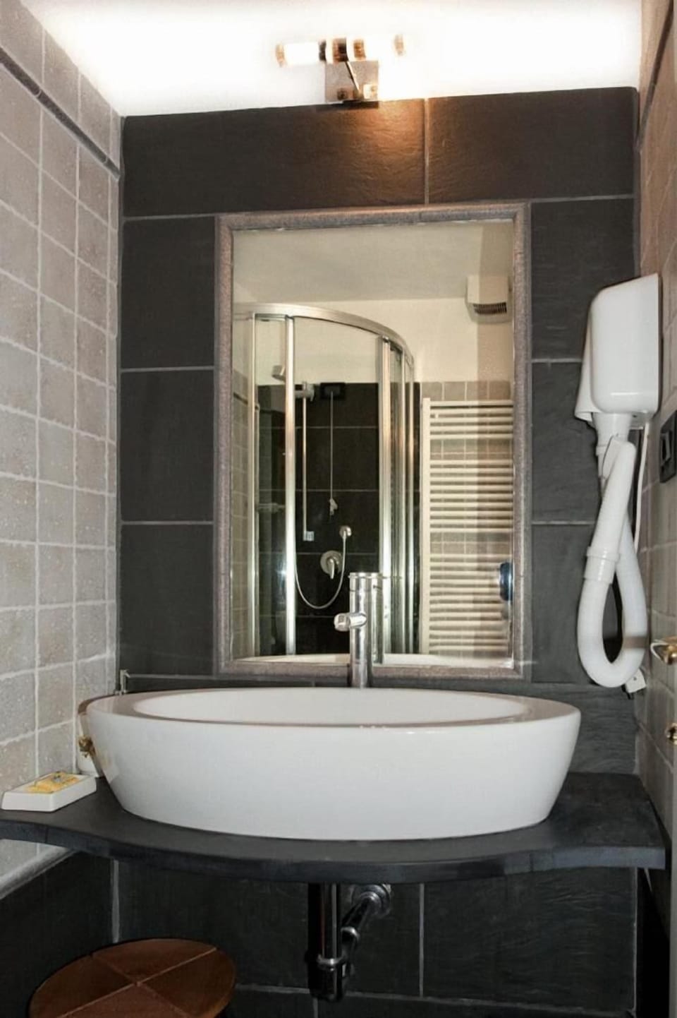 Shower, rainfall showerhead, free toiletries, hair dryer