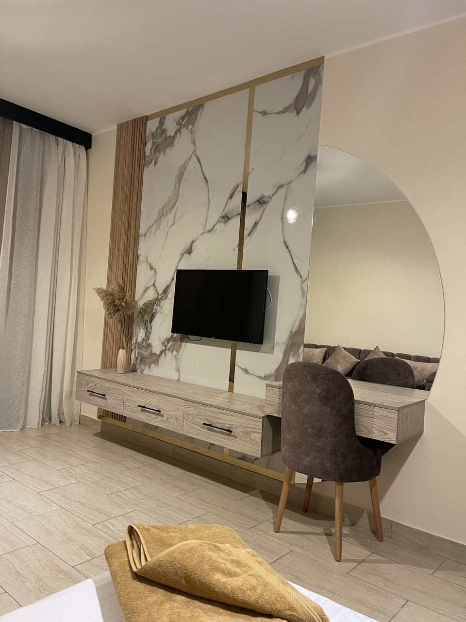 Studio Pool View 3307 | Living area | 40-inch LED TV with satellite channels, TV