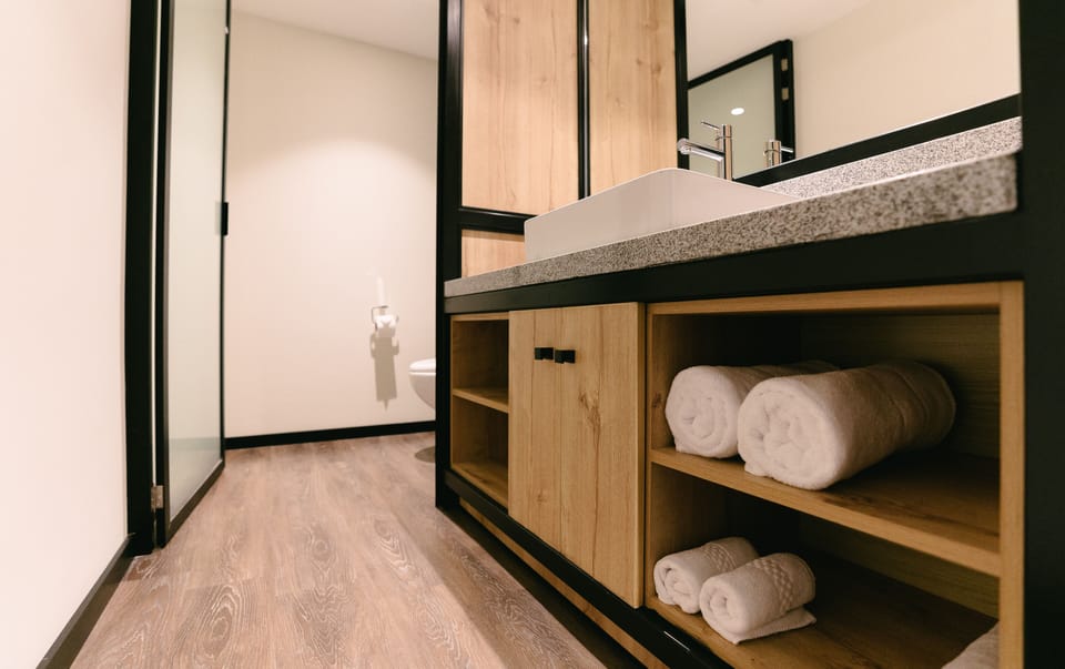 Combined shower/tub, deep soaking tub, rainfall showerhead, hair dryer