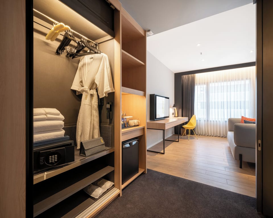 Premium bedding, down comforters, in-room safe, desk