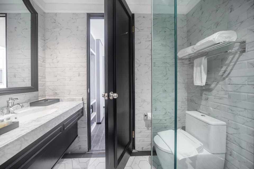 Shower, rainfall showerhead, free toiletries, hair dryer
