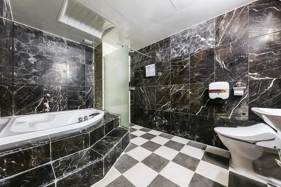 Deluxe Double Room, Smoking | Bathroom | Combined shower/tub, deep soaking tub, free toiletries, hair dryer