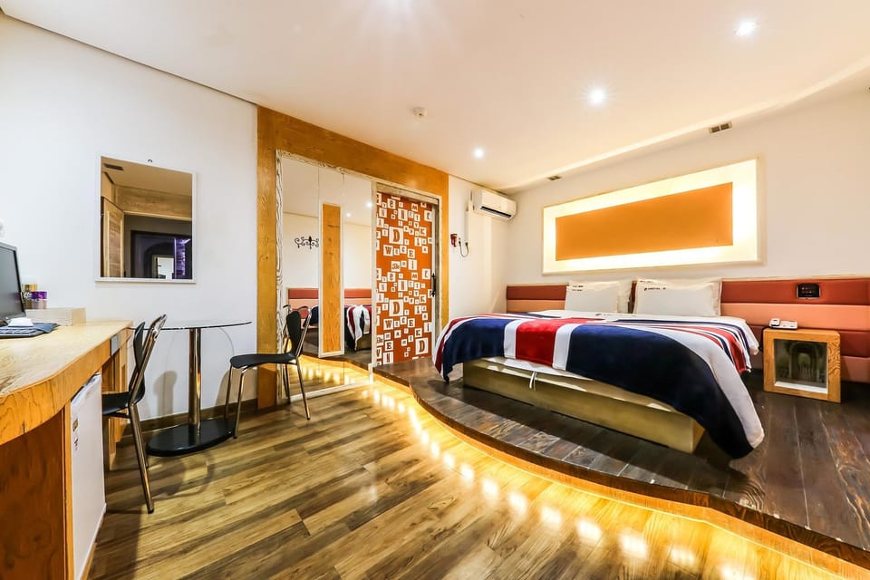 Standard Double Room, Smoking | Individually decorated, individually furnished, free WiFi
