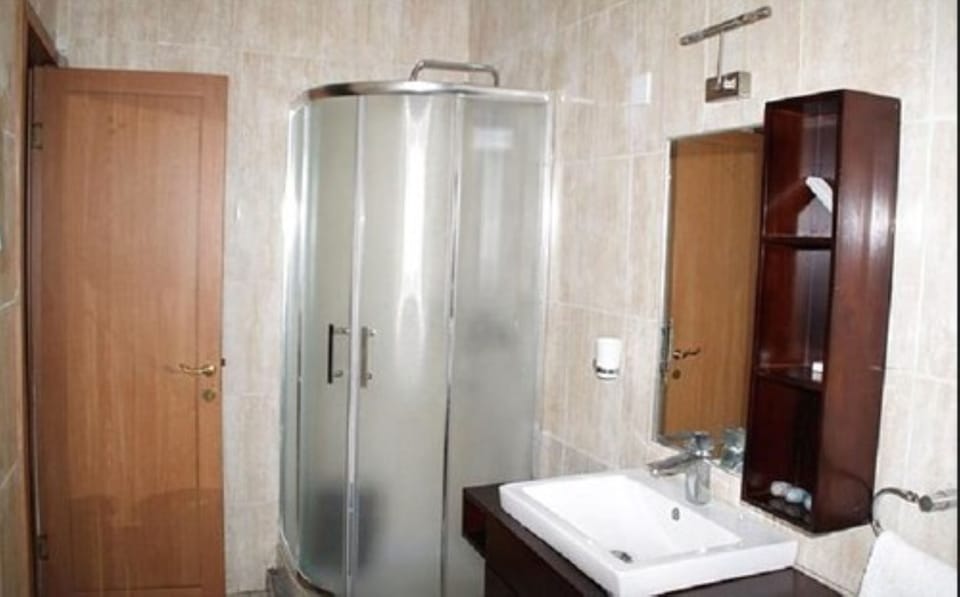 Shower, free toiletries, towels
