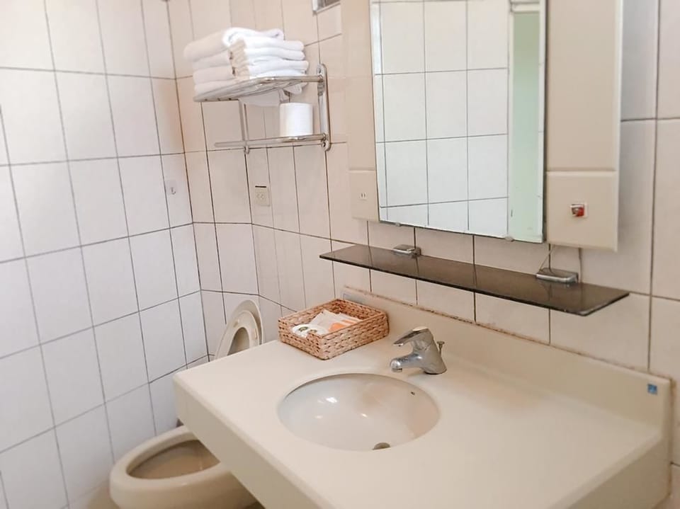 Bathroom sink