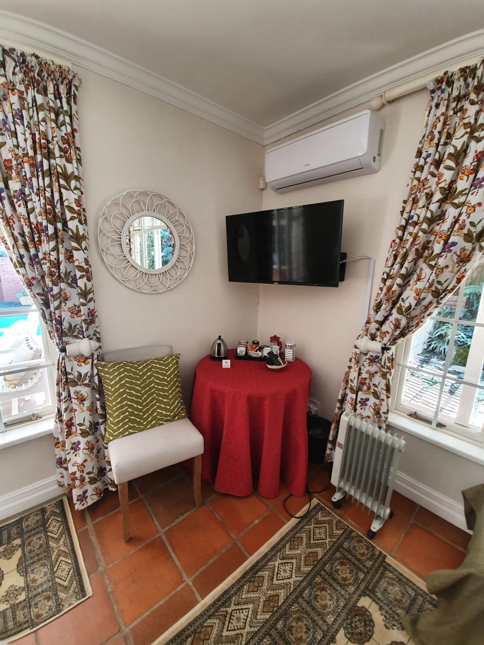Livingstone Room | In-room safe, individually decorated, individually furnished, desk