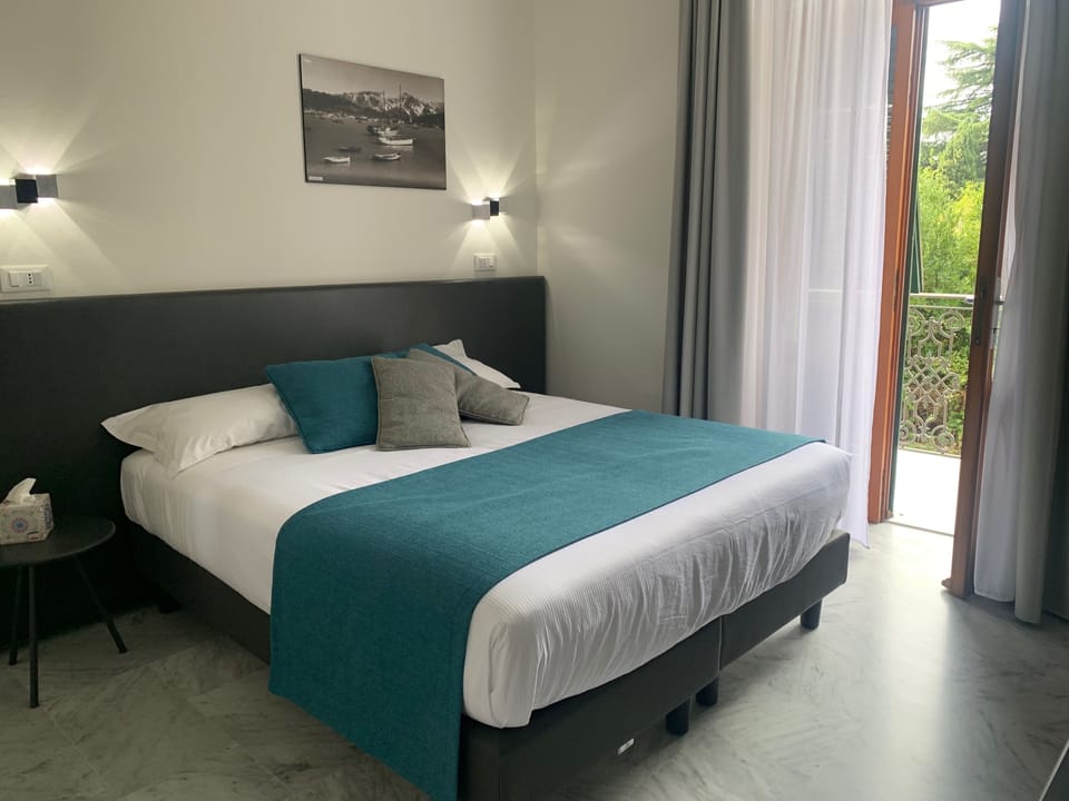 Elite Double Room | Minibar, in-room safe, desk, blackout drapes