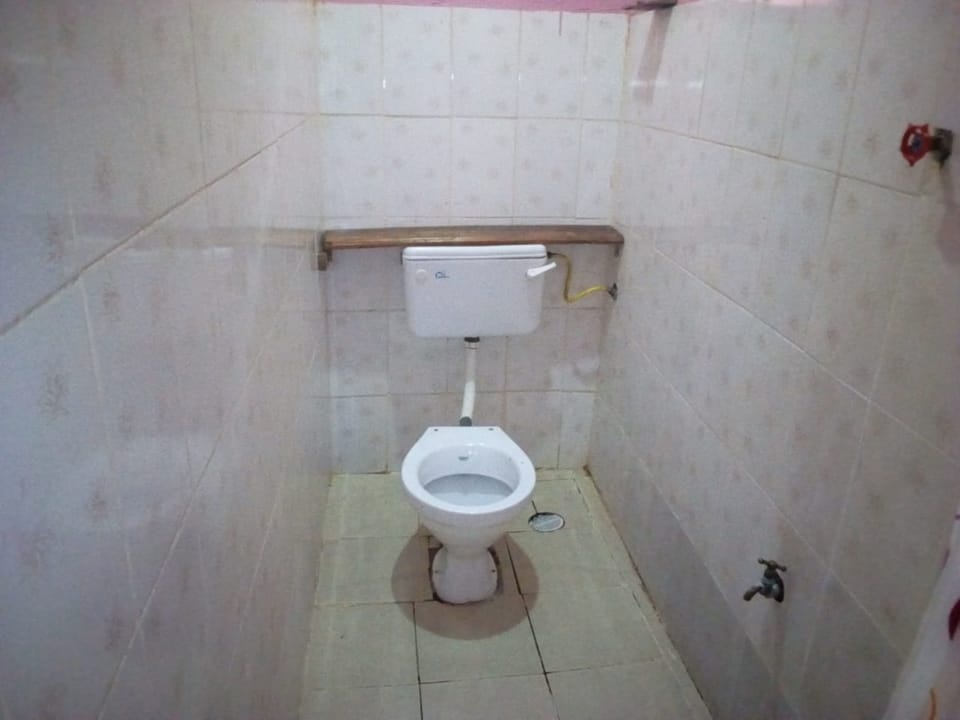Standard Single Room | Bathroom | Shower, rainfall showerhead, slippers, towels