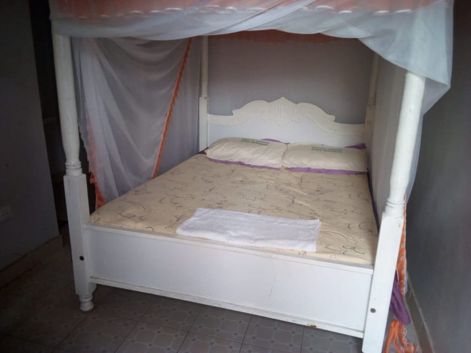 Standard Double Room | Desk, free WiFi, bed sheets