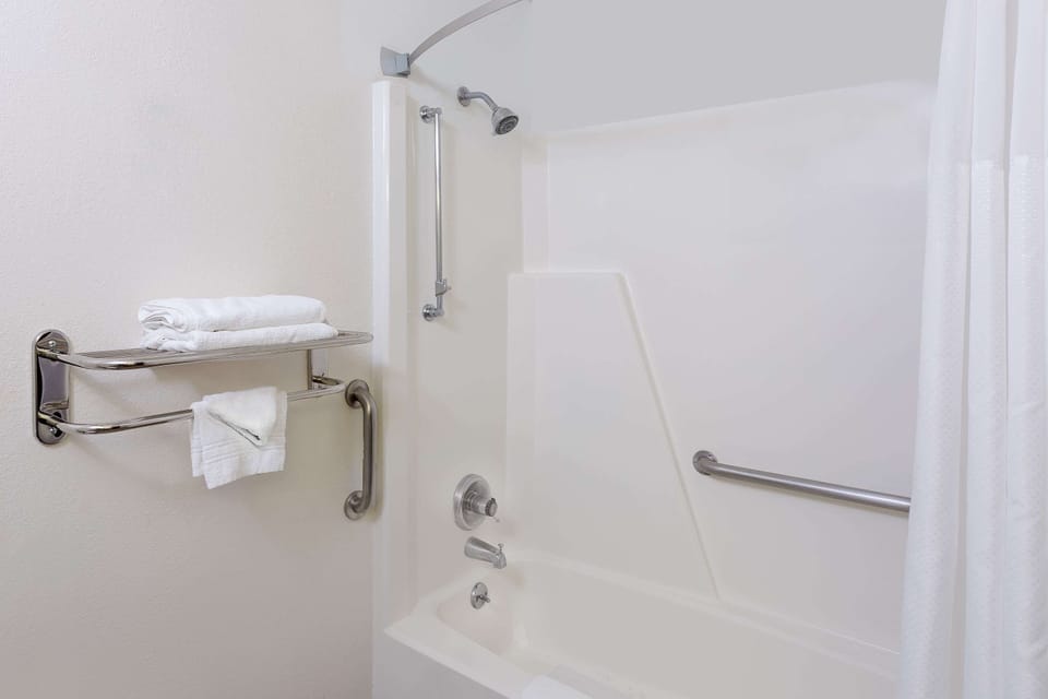 Room, Accessible | Bathroom | Bathtub, free toiletries, hair dryer, towels