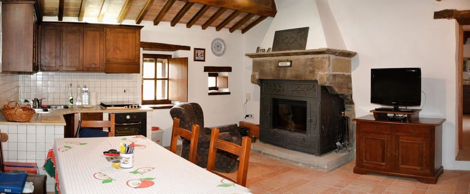 Family Apartment, 3 Bedrooms, Mountain View (Padronale) | Private kitchen | Microwave, cookware/dishes/utensils