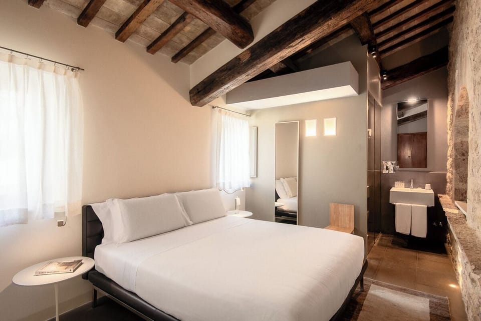 Deluxe Room (SPA access) | Living area | 32-inch LCD TV with digital channels, TV