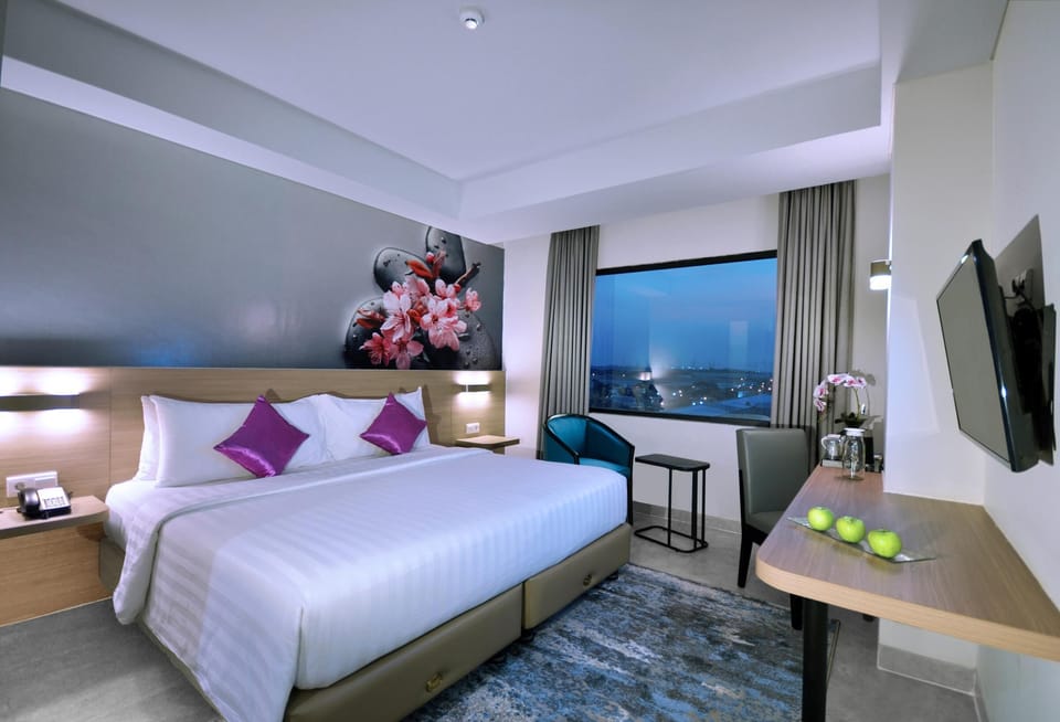 Deluxe Room | Minibar, in-room safe, desk, free WiFi