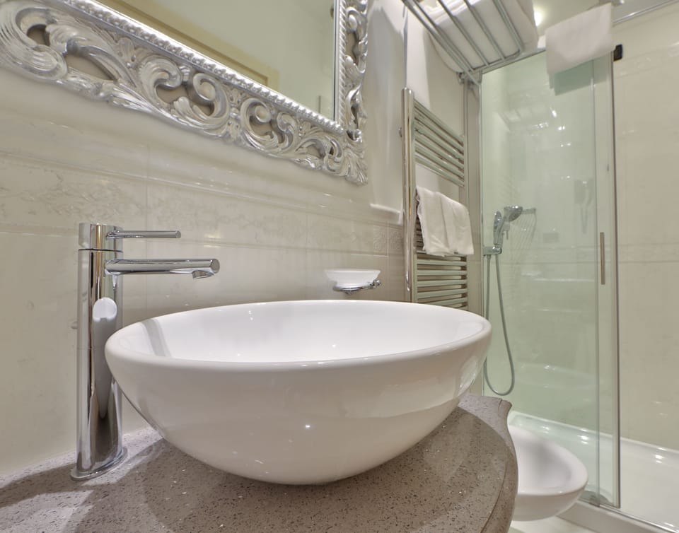 Classic Double Room | Bathroom sink