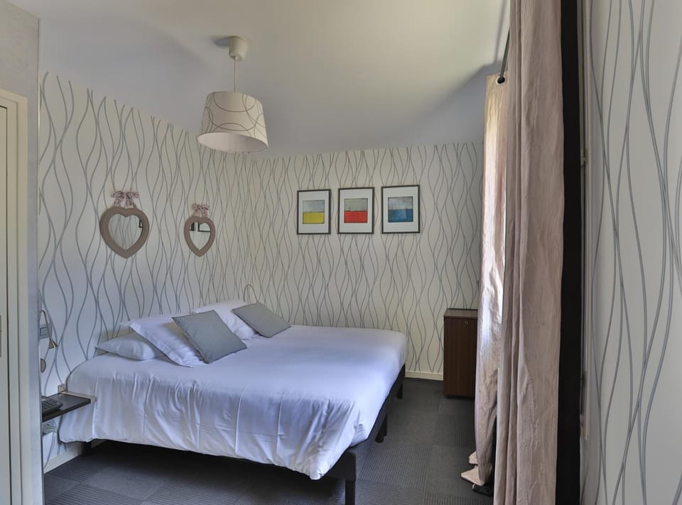 Minibar, desk, free WiFi, bed sheets